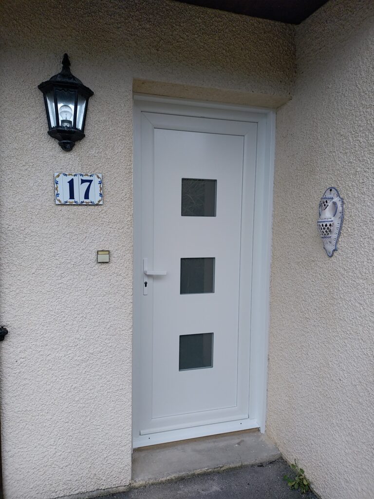 Porte d'entrée contemporaine PVC blanc - Menuiserie Bordier