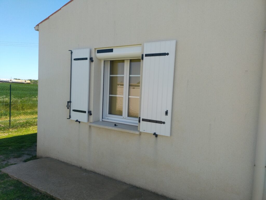 Volet roulant solaire - Menuiserie Bordierv