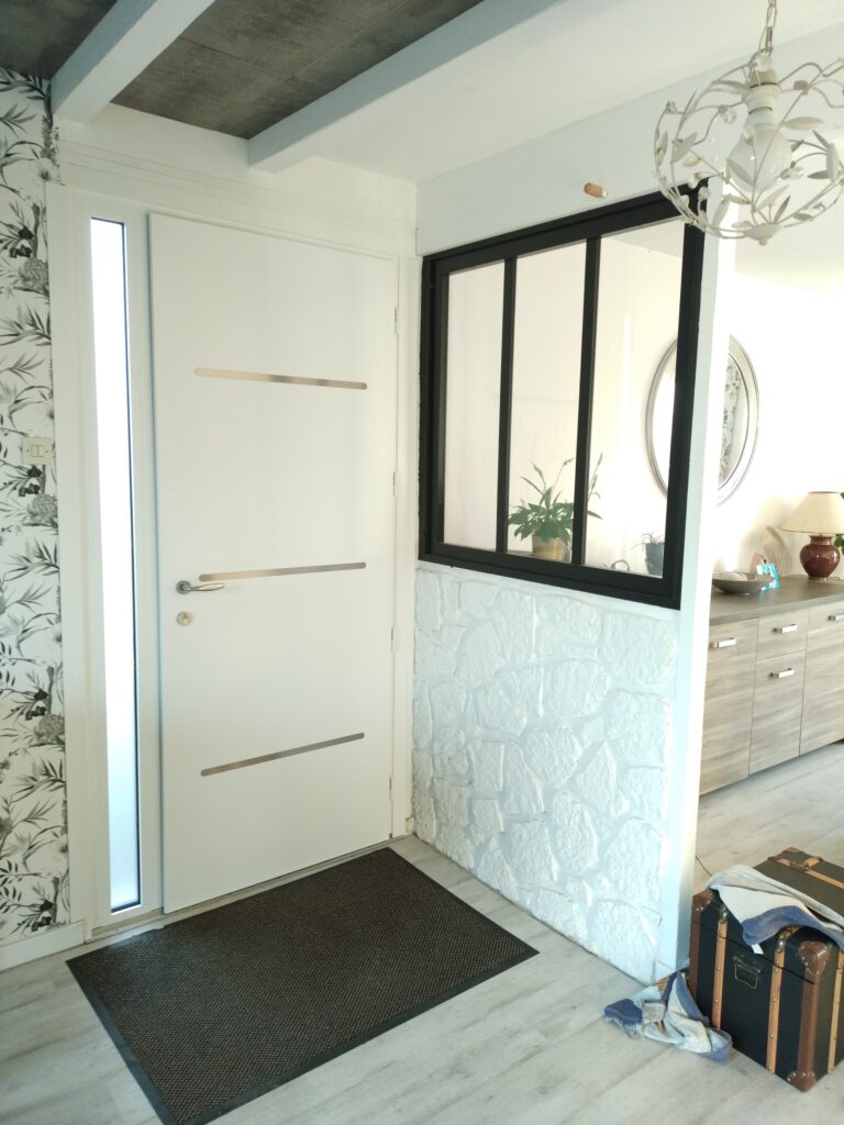 Porte d'entrée alu avec fixe - Menuiserie Bordier
