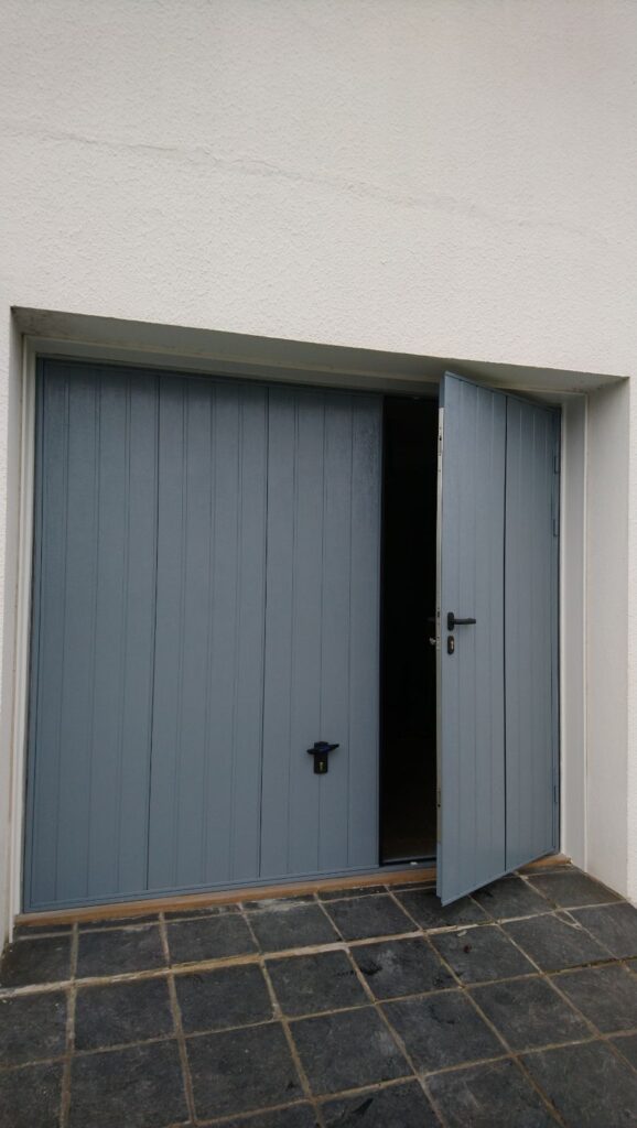 PORTE DE GARAGE BASCULANTE AVEC PORTILLON - Menuiserie Bordier