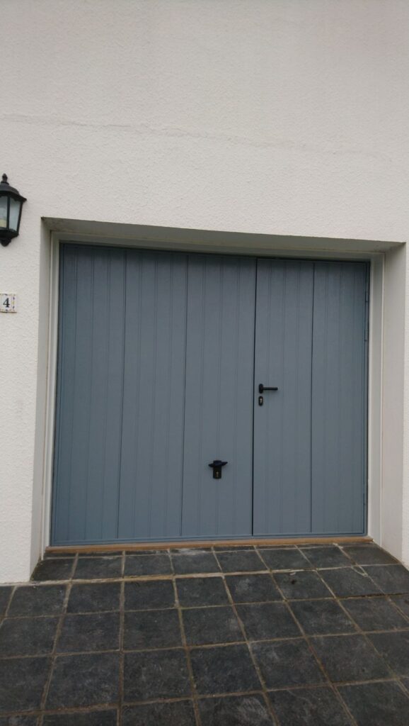 PORTE DE GARAGE BASCULANTE AVEC PORTILLON ral 7000 - Menuiserie Bordier