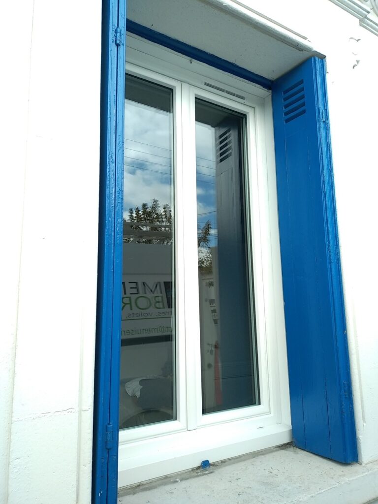 Fenêtre PVC en rénovation avec persiennes - Menuiserie Bordier