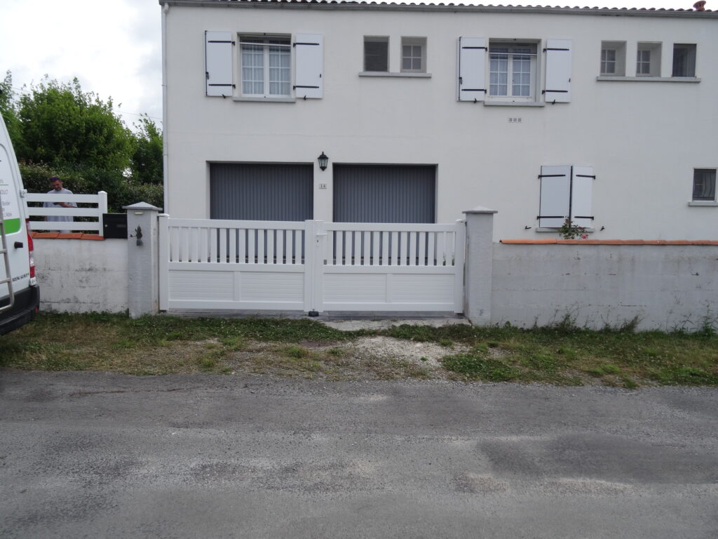 PORTAIL PVC avec régulateur de pente - Menuiserie Bordier