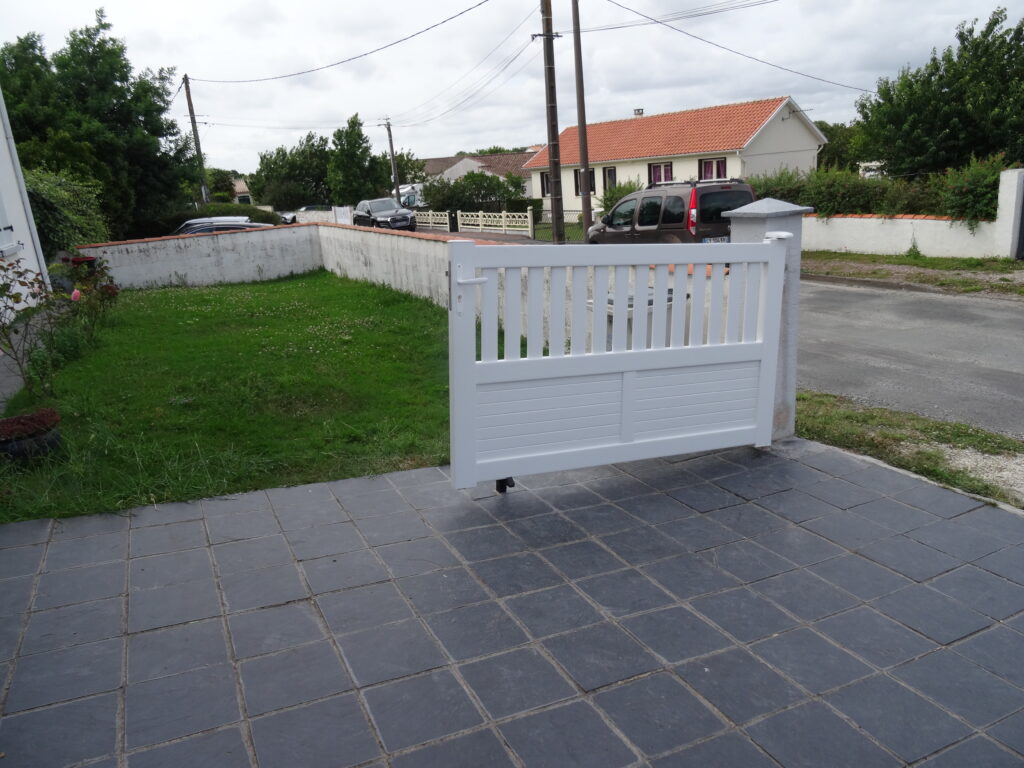 PORTAIL PVC avec régulateur de pente - Menuiserie Bordier