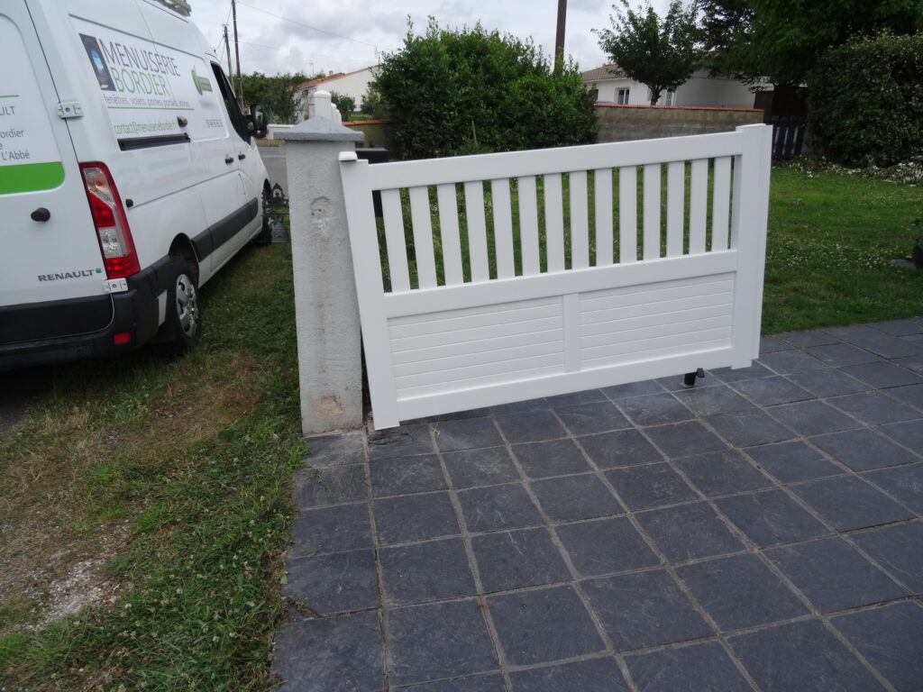 PORTAIL PVC avec régulateur de pente - Menuiserie Bordier