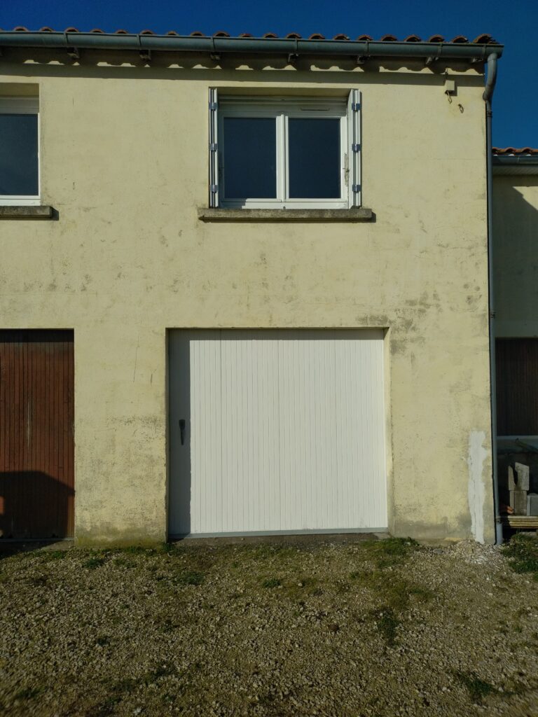 PORTE DE GARAGE COULISSANTE EN PVC - Menuiserie Bordier