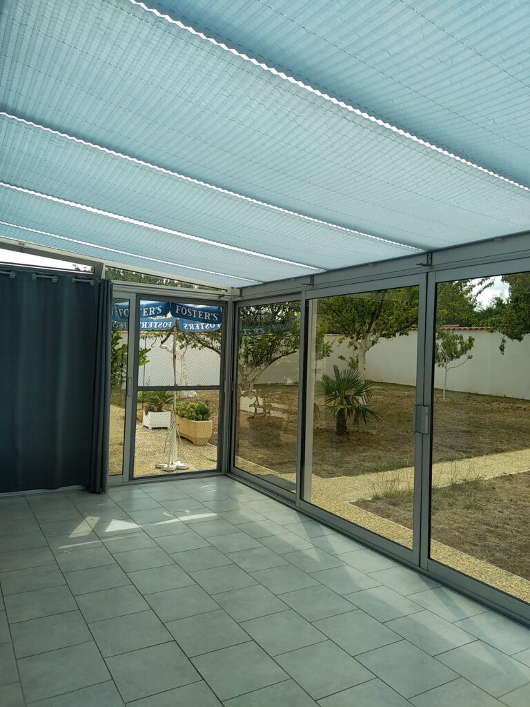 Stores plissés toiture de véranda - Menuiserie Bordier