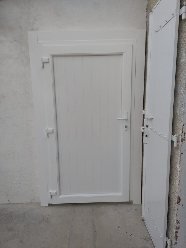 Porte de service en PVC blanc - Menuiserie Bordier