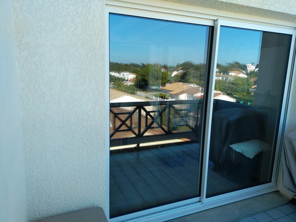 Baie coulissante 2 vantaux en alu blanc - Menuiserie Bordier