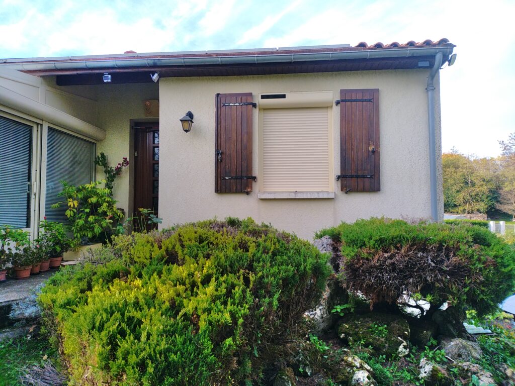 Volet roulant solaire ral 1015 - Menuiserie Bordier