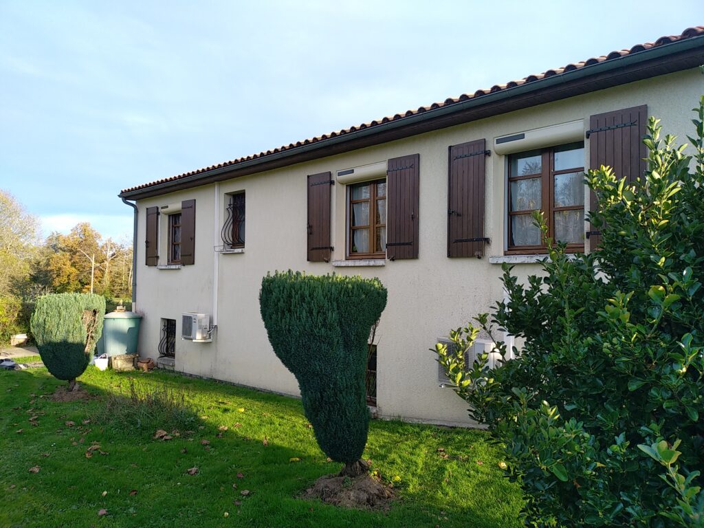 Volet roulant solaire ral 1015 - Menuiserie Bordier