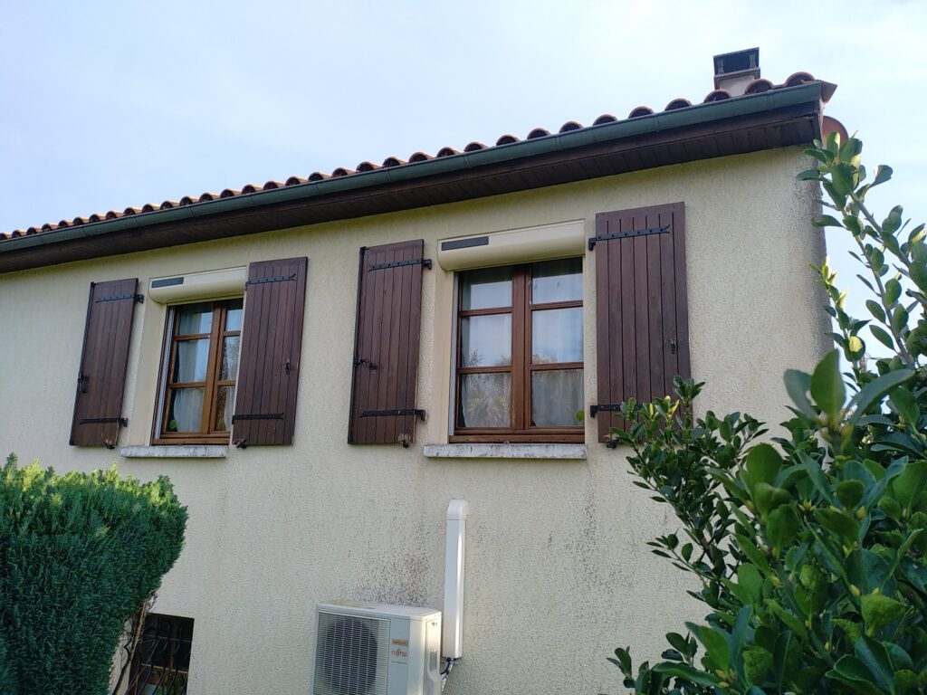 Volet roulant solaire ral 1015 - Menuiserie Bordier