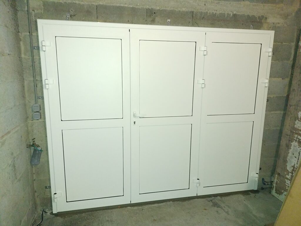 PORTE DE GARAGE 3 VANTAUX EN ALU ISOLÉ ral 7000 - Menuiserie Bordier