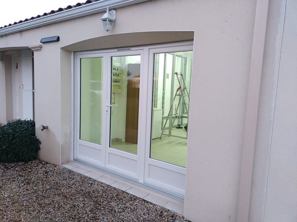 Porte fenêtre 3 vantaux avec volet roulant intégré - Menuiserie Bordier