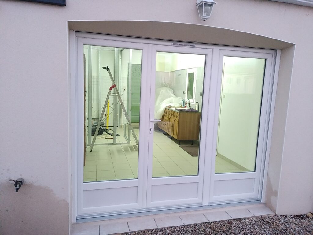 Porte fenêtre 3 vantaux avec volet roulant intégré - Menuiserie Bordier