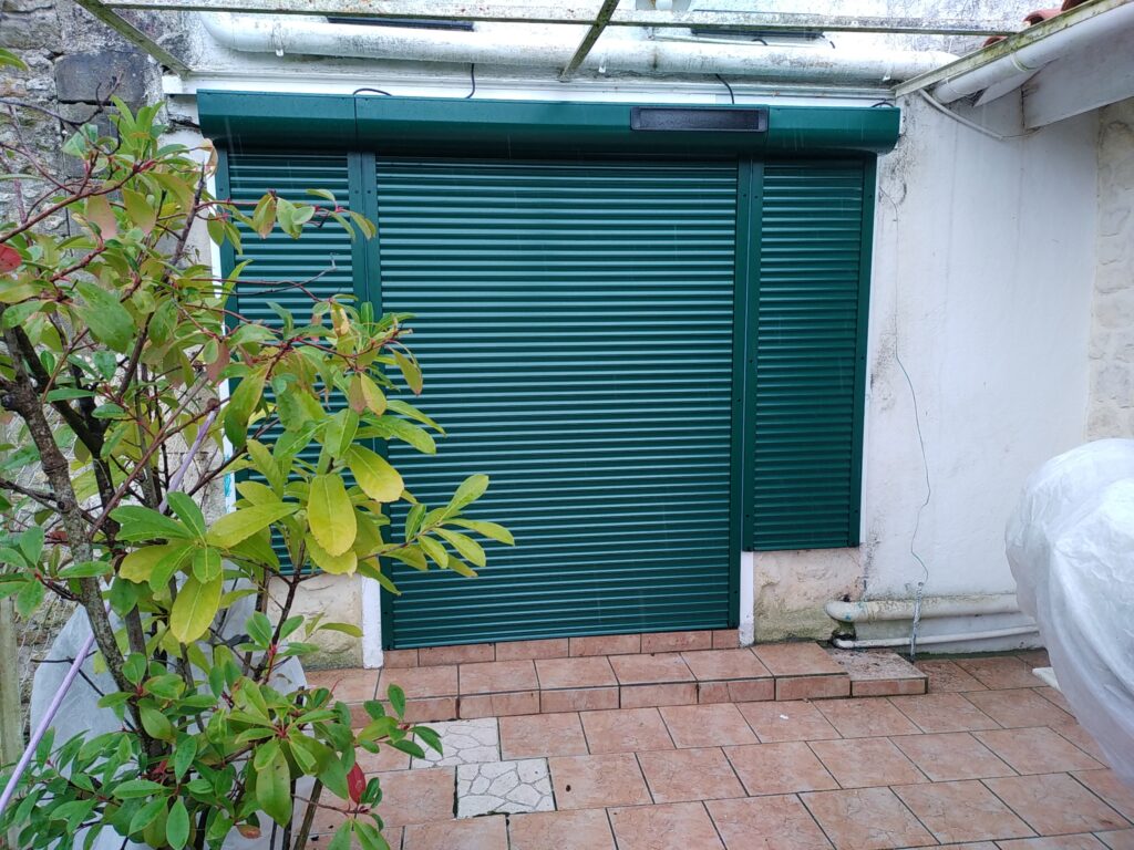 Volet roulant solaire ral 6005 - Menuiserie Bordier
