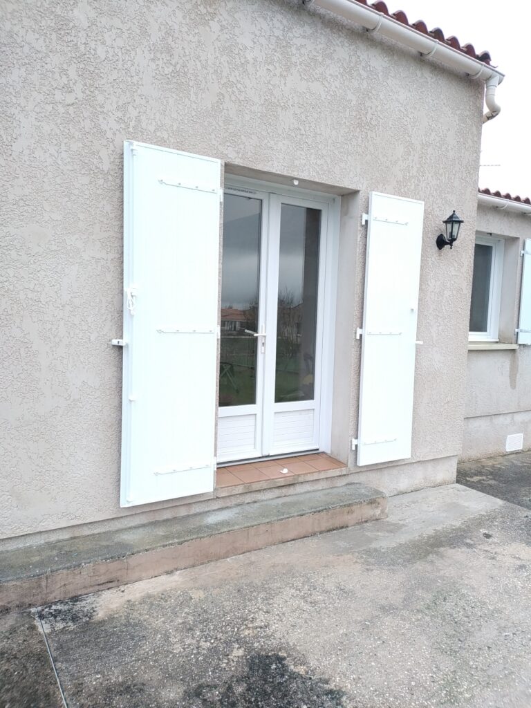 Volets battants en PVC blanc - Menuiserie Bordier